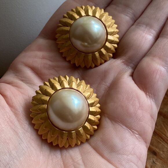 💛 Monet Pearl Sunflower Clip On Earrings - Picture 3 of 6